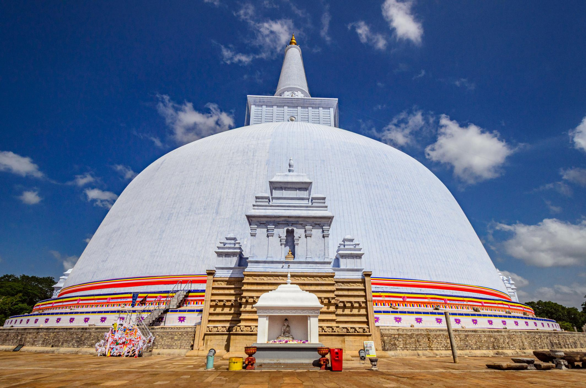 Ruwanwelisaya Stupa — Anuradhapura, Sri Lanka
